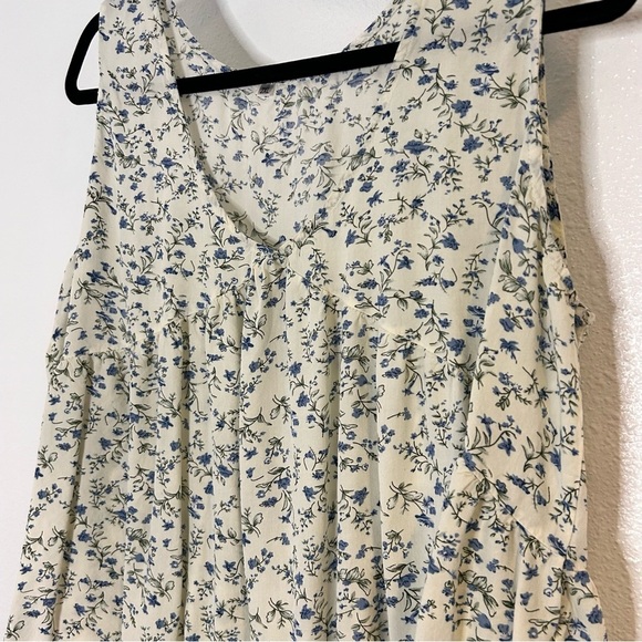 Chic Floral White and Blue Sleeveless Blouse size 2XL - Picture 4 of 6